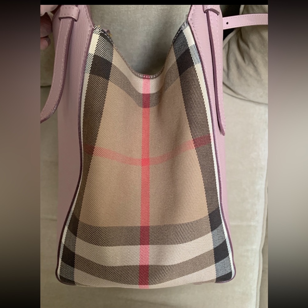 Burberry, Authentic handbag